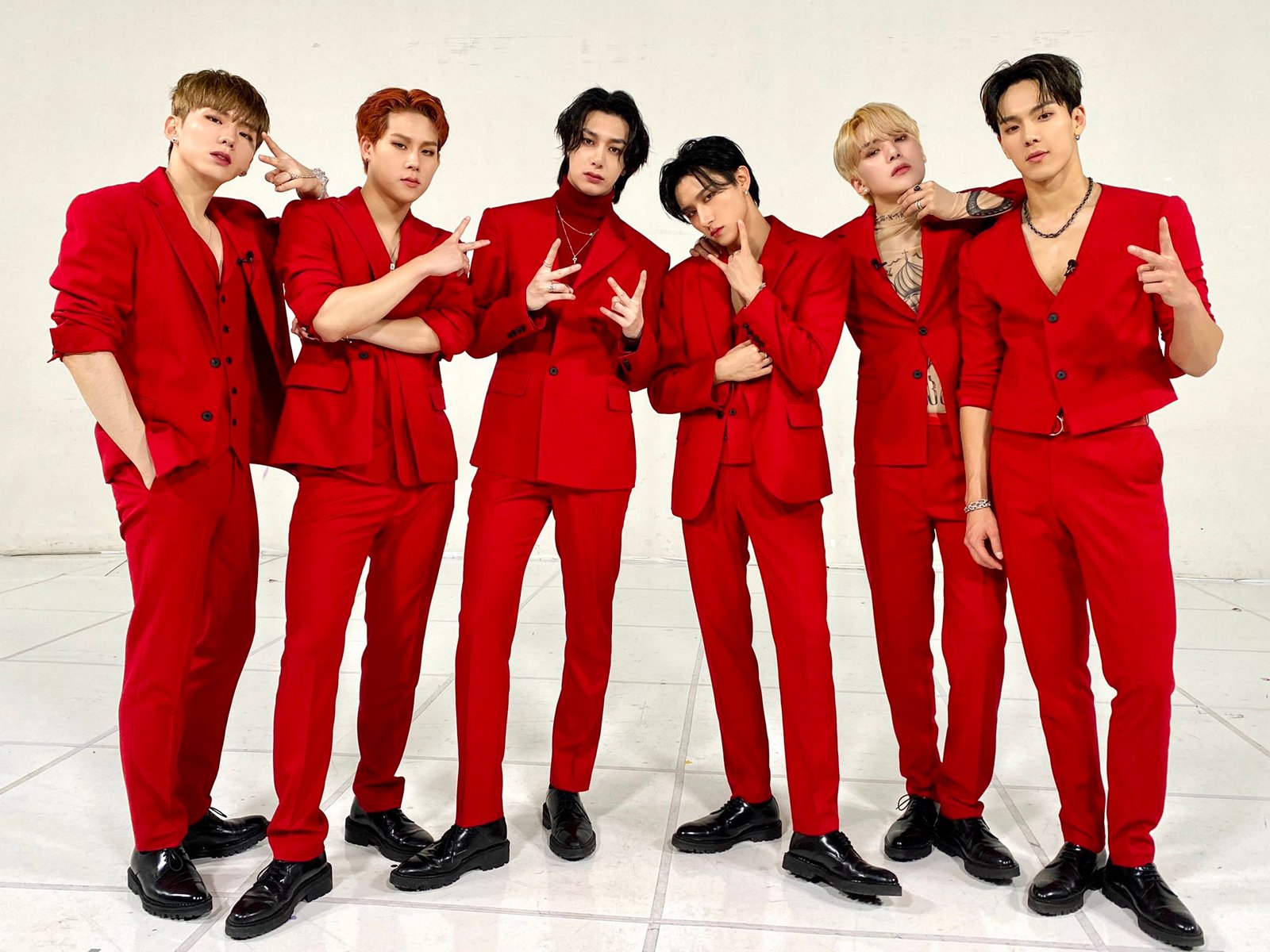 MONSTA X (몬스타엑스)
